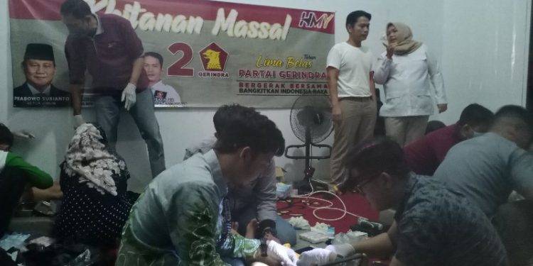 Ketua DPD Partai Gerindra Kalsel Hj Mariana bersama Ketua DPC Partai Gerindra Banjarmasin HM Yamin saat menghadirinya Sunatan Massal dalam rangka HUT ke-15 Gerindra di Kantor DPC Partai Gerindra Banjarmasin. (foto : smr)