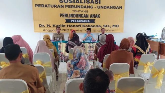 Anggota DPRD Kalsel Karlie Hanafi Kalianda saat Sosialisasi Perda Kalsel Nomor 11 Tahun 2018 tentang Pemberdayaan Perempuan dan Perlindungan Anak di Kecamatan Rantau Badauh Batola. (foto : istimewa/DPRD Kalsel)