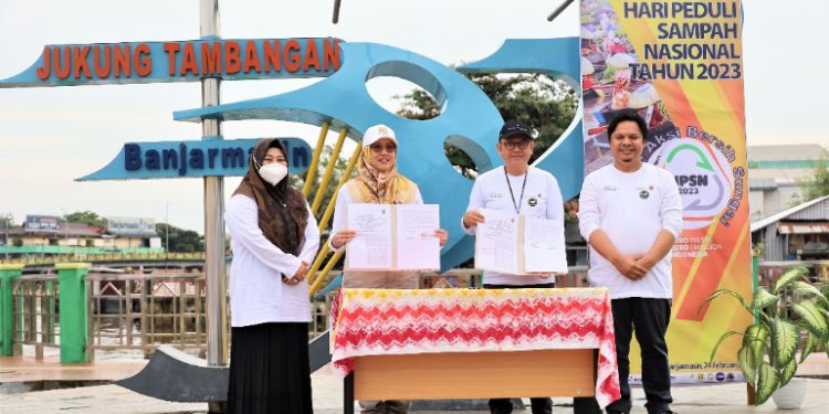 Kepala DLH Kalsel Dwi Hanifah Nirwana bersama Direktur Operasional Bank Kalsel Fatya Putra didampingi Ketua TP PKK Hj Raudatul Jannah dan Sekdaprov Kalsel Roy Rizali Anwar saat menunjukkan dokumen kerja sama. (foto : istimewa/Bank Kalsel)