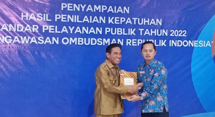 Wakil Walikota Banjarmasin H Arifin Noor saat menerima hasil penilaian kepatuhan standar pelayanan publik oleh Kepala Perwakilan Ombudsman RI Perwakilan Kalsel Hadi Rahman. (foto : shn)