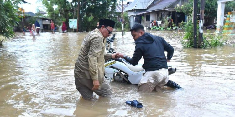 Gubernur Kalsel H Sahbirin Noor atau Paman Birin saat menghentikan trailnya karena terendam banjir di Desa Teluk Selong. (foto : istimewa/Humas Pemprov Kalsel)