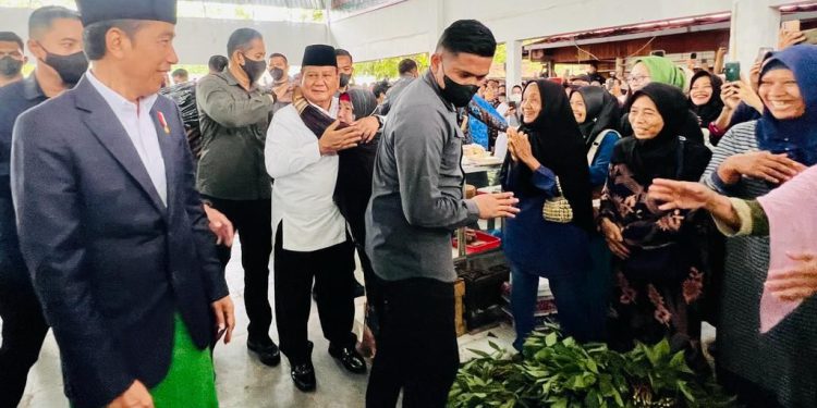 Menteri Pertahanan Prabowo Subianto mendapat pelukan hangat dari emak-emak pedagang Pasar Tanjung Kabupaten Tabalong. (foto : istimewa)