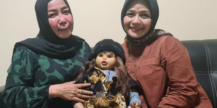 Kepala Dispersip Kalsel Hj Nurliani Dardie, Boneka Susan dan Ria Enes saat berfoto bersama. (foto : istimewa/Dispersip Kalsel)