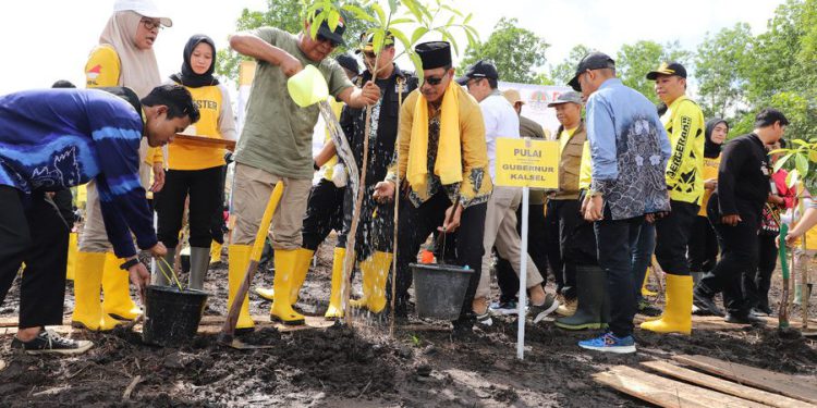 Gubernur Kalsel H Sahbirin Noor dipanggil Paman Birin saat memimpin penanaman pohon dalam rangka Hari Bakti Rimbawan ke-40. (foto : istimewa/Pemprov Kalsel)