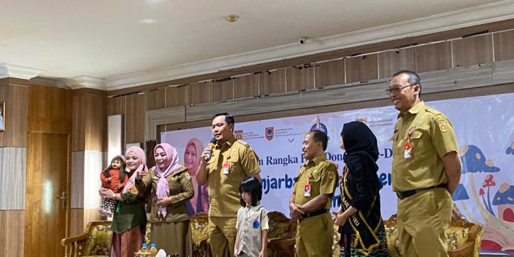 Walikota Banjarbaru Aditya Mufti Ariffin saat membuka story telling Ria Enes dan Boneka Susan. (foto : istimewa)