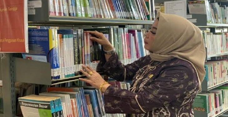 Kepala Dispersip Kalsel Hj Nurliani Dardie atau Bunda Nunung saat mencek koleksi buku di Perpustakaan Palnam yang buka selama Ramadan 1444 H. (foto : istimewa)