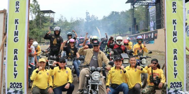 Gubernur Kalsel Sahbirin Noor atau Paman Birin bersama para rider RX King di Kiram Park pada kegiatan Jambore Daerah RX King Rally. (foto : istimewa/Humas Pemprov Kalsel)