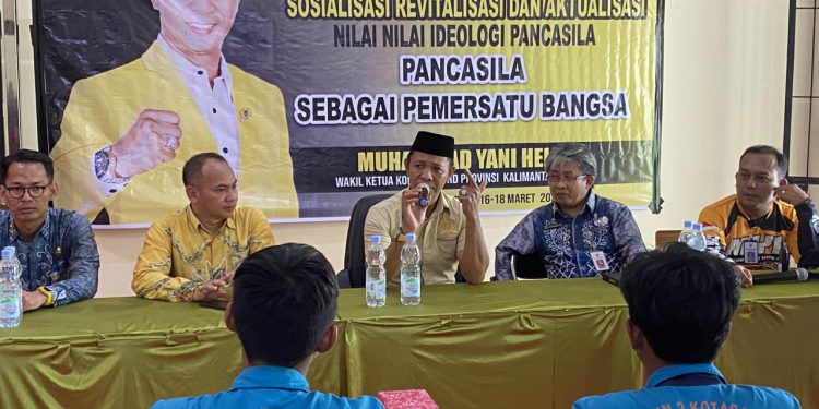 Wakil Ketua Komisi II DPRD Kalsel, Muhammad Yani Helmi saat Sosialisasi Revilatilasasi dan Aktualisasi Nilai-Nilai Ideologi Pancasila, di SMK Negeri 2 Kotabaru. (foto : istimewa)