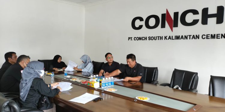 Tim Divisi Keimigrasian Kemenkumham Kalsel saat memberikan pengarahan pada monitoring keberadaan WNA di salah satu perusahaan. (foto : istimewa/Kemenkumham Kalsel)