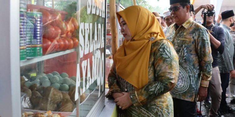 Gubernur Kalsel H Sahbirin Noor beserta Istri Hj Raudatul Jannah saat berkeliling  di stand Pasar Wadai Siring Nol Kilometer. (foto : istimewa)