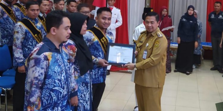 Walikota Banjarmasin H Ibnu Sina saat menyerahkan sertifikat guru penggerak saat pengukuhan 69 guru penggerak di Balaikota Banjarmasin. (foto : shn/seputaran)