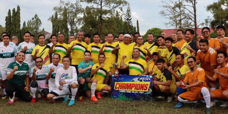 Gubernur Kalsel H Sahbirin Noor bersama tim Bank Kalsel dan FWE Kalsel berfoto bersama usai laga Trofeo Cup Bank Kalsel 2023. (foto : istimewa/Bank Kalsel)