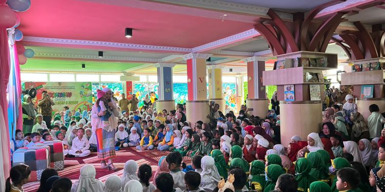 Ratusan anak saat mendengarkan Ria Enes dan Boneka Susan bercerita Dongeng di Perpustakan Anak Palnam Dispersip Kalsel. (foto : istimewa/Dispersip Kalsel)