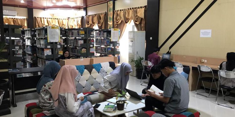 Pengunjung saat membaca buku bacaan di Perpustakaan Palnam pada suasana puasa Ramadan. (foto : istimewa)