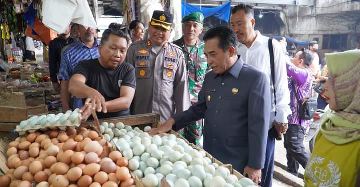 Wakil Walikota Banjarmasin H Arifin Noor saat monitoring kebutuhan pokok di Pasar Antasari. (foto : shn/seputaran)