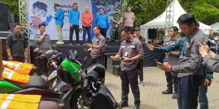 Petugas saat uji coba sistem E-Parkir pada launching E-Parkir di halaman RTH Kamboja Banjarmasin. (foto : shn/seputaran)