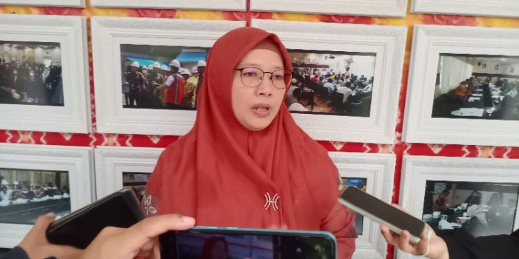 Ketua Komisi III DPRD Banjarmasin Hilyah Aulia diwawancarai usai minta penjelasan DLH Banjarmasin di kantor dewan Banjarmasin. (foto : sna/seputaran)