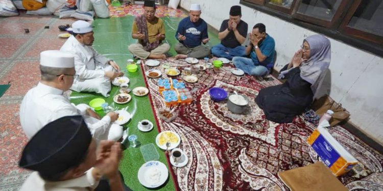 Gubernur Kalsel H Sahbirin Noor saat sahur bersama warga desa Dalam Pagar di Langgar Hidayah. (foto : istimewa)