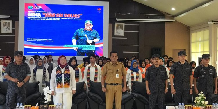 BNNP Kalsel mengikuti Gema War On Drugs atau Menyanyikan mars BNN RI secara virtual, di Aula Kantor Dispersip Kalsel. (foto : istimewa/Dispersip Kalsel)