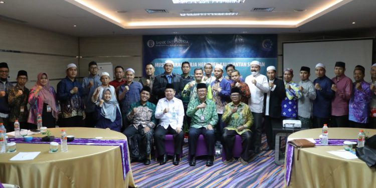 Foto bersama dalam kegiatan Musyawarah HEBITREN yang digelar KPwBI Kalsel di Hotel Fugo Banjarmasin. (foto: istimewa/Humas BI Kalsel)