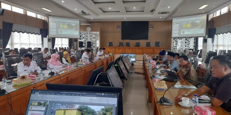 RDP Komisi IV DPRD Kalsel bersama Disnakertrans Kalsel. (foto : istimewa/DPRD Kalsel)