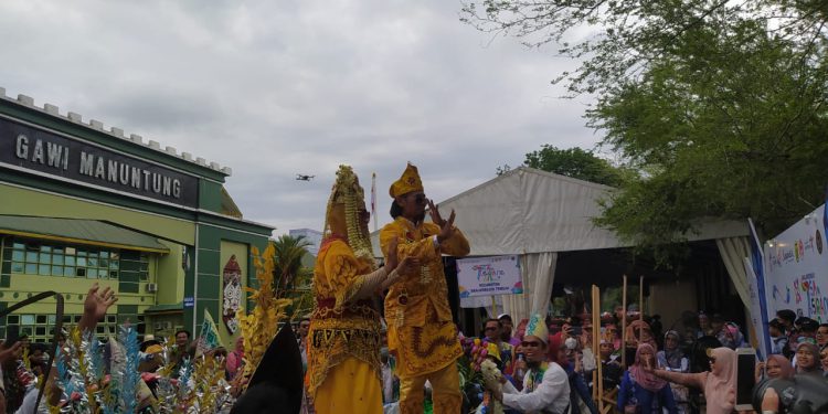 Salah satu tim peserta karnaval sasirangan yang menunjukan pakaian kawin adat. (foto : shn/seputaran)