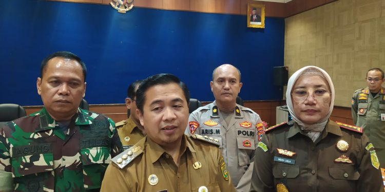 Walikota Banjarmasin H Ibnu Sina didampingi unsur Forkompimda Banjarmasin saat diwawancarai wartawan usai rakor. (foto : shn/seputaran)