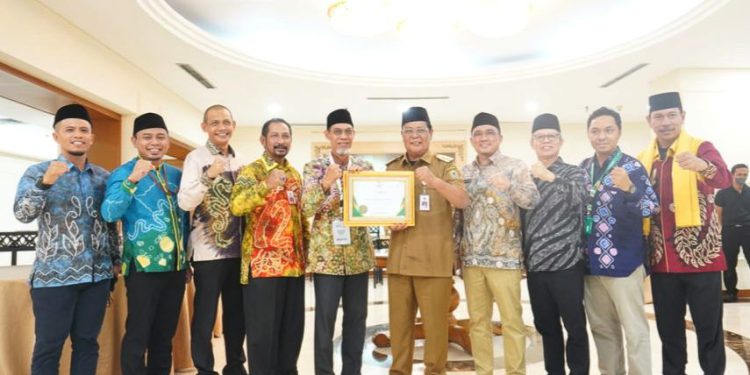 Gubernur Kalsel H Sahbirin Noor atau Paman Birin bersama jajaran Baznas Kalsel saat menunjukan penghargaan Baznas Award 2023. (foto : istimewa/Pemprov Kalsel)