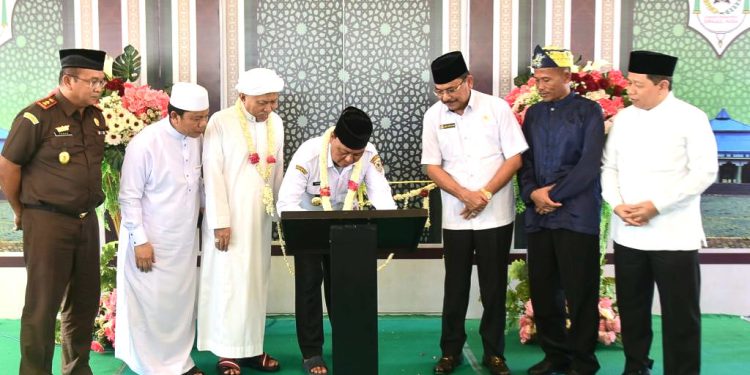 Gubernur Kalsel H Sahbirin Noor atau Paman Birin saat menandatangani prasasti Musola