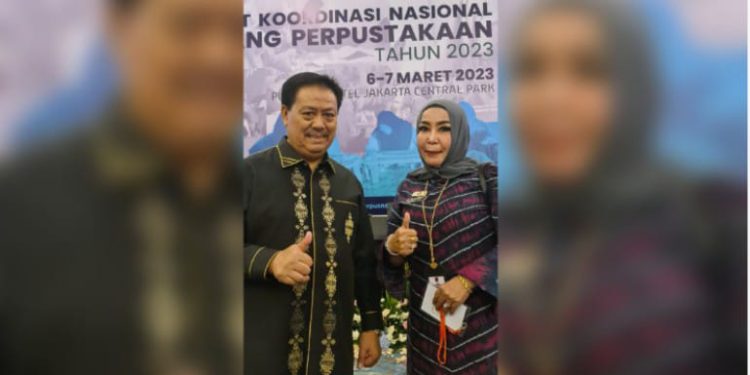 Kepala Dispersip Kalsel H Nurliani Dardie atau disapa Bunda Nunung saat berfoto dengan Kepala Perpusnas RI Muhammad Bando Syarif di Rakornas Bidang Perpustakaan 2023. (foto : istimewa/seputaran)