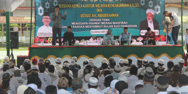 Kegiatan tabligh Akbar dalam rangka peringatan Isra Mi’raj sekaligus menyambut bulan Ramadhan yang diikuti antusias oleh WBP Lapas Banjarmasin. (foto : istimewa/Kemenkumham Kalsel)