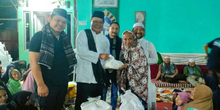 Gubernur Kalsel H Sahbirin Noor salurkan bantuan paket sembako kepada warga Tatah Pemangkih Laut di sela kegiatan sahur bersama. (foto : istimewa)