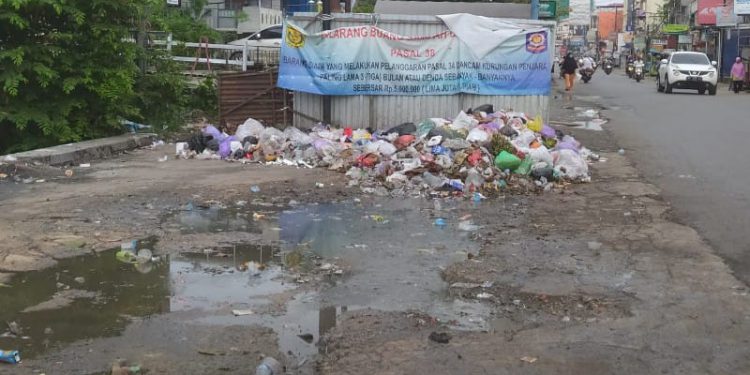 Eks TPS Kuripan yang masih dijadikan tempat pembuangan sampah oleh oknum. (foto : shn/smr)