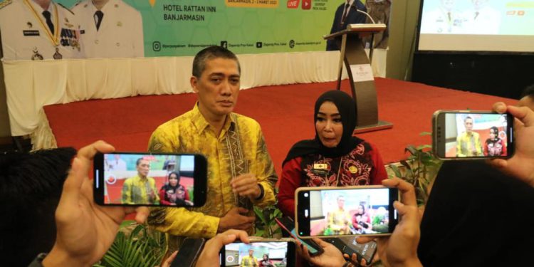 Plt Dirut Bank Kalsel Fachrudin dan Kepala Dispersip Kalsel Hj Nurliani Dardie saat diwawancarai wartawan. (foto : istimewa)