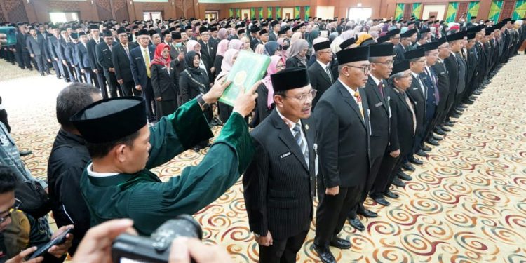 Prosesi pelantikan 808 pejabat eselon Pemprov Kalsel. (foto : istimewa)