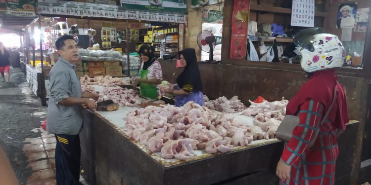 Pedagang Ayam di Pasar Antasari. (foto : shn/seputaran)