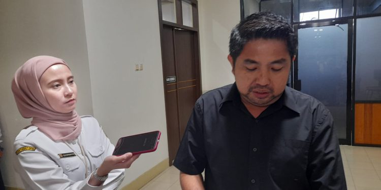 Wakil Ketua DPRD Kalsel  M. Syaripuddin atau disapa Bang Dhin. saat diwawancarai soal kasus kekerasan perempuan dan anak. (foto : putza/seputaran)