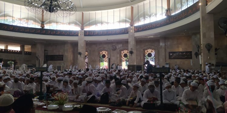 Ribuan murid kelas VI SD di Banjarmasin saat mengikuti khataman massal di Mesjid Raya Sabillal Muhtadin. (foto : shn/seputaran)