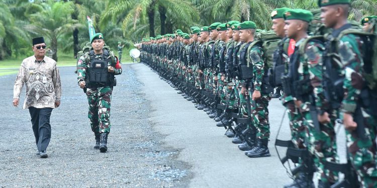 Gubernur Kalsel H Sahbirin Noor atau Paman Birin saat pelepasan prajurit Satgas Pamtas RI-Papua Nugini. (foto : istimewa)