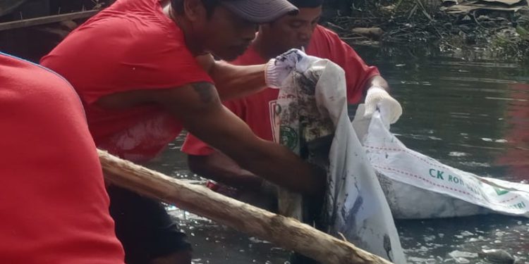 Aksi bersih-bersih kolong rumah dan sungai. (foto : smr/seputaran)