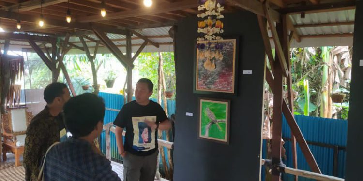 Sekdakot Banjarmasin Ikhsan Budiman saat melihat - lihat pameran lukisan Sandi Firly. (foto : shn/seputaran)