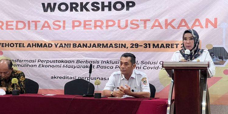 Kepala Dispersip Kalsel Hj Nurliani Dardie atau Bunda Nunung saat memberikan sambutan pada Whorkshop Akteditasi Perpustakaan 2023. (foto : istimewa/Dispersip Kalsel)