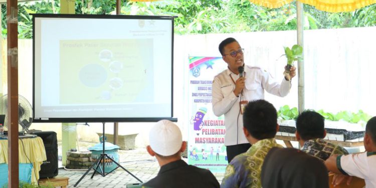 Pelatihan budidaya sayur hidroponik untuk warga Desa Baru oleh pihak Dispersip Kalsel. (foto : istimewa/Dispersip Kalsel)