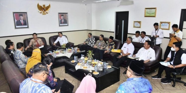 Rombongan KNEKS saat berbincang dengan Sekdaprov Kalsel Roy Rizali Anwar  pada kunjungan di Setdaprov Kalsel. (foto : istimewa/Humas Pemprov Kalsel)