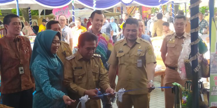 Wakil Walikota Banjarmasin Arifin Noor didampingi Kepala Disperdagin Banjarmasin Ichrom Muftezar dan Plt Dirut Bank Kalsel Fachrudin saat pembukaan pasar murah. (foto : shn/seputaran)