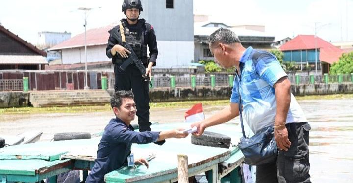 Layanan penukaran uang BI Kalsel dengan susur sungai menggunakan kelotok. (foto : istimewa)