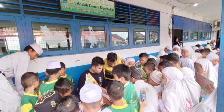 Layanan Pusling Dispersip Kalsel di SDN Kelayan Timur 3 Banjarmasin saat diserbu para murid. (foto : istimewa/Dispersip Kalsel)