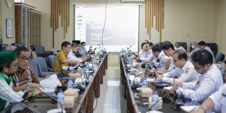 Pansus I DPRD Kalsel saat rapat pembahasan Raperda RTRWP 2023-2043. (foto : putza/seputaran)