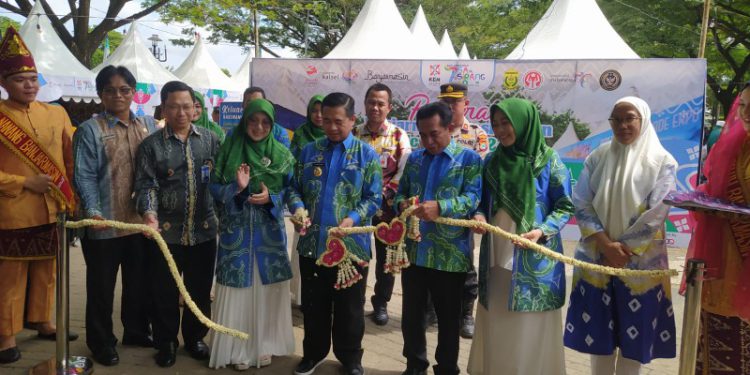 Walikota Banjarmasin H Ibnu Sina bersama Wakil Walikota Banjarmasin H Arifin Noor didampingi istri masing-masing saat pengguntingan pita tanda dibukanya pameran di BSF ke-7. (foto : shn/seputaran)