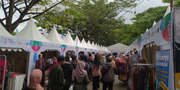 Pengunjung saat memadati stand BSF ke-7. (foto : shn/seputaran)